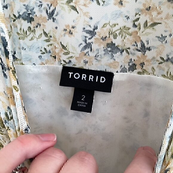 NEW NWT TORRID 2 Plus Size Stretch Mesh Crew Neck Ruched Top White Blue Floral - Picture 6 of 12
